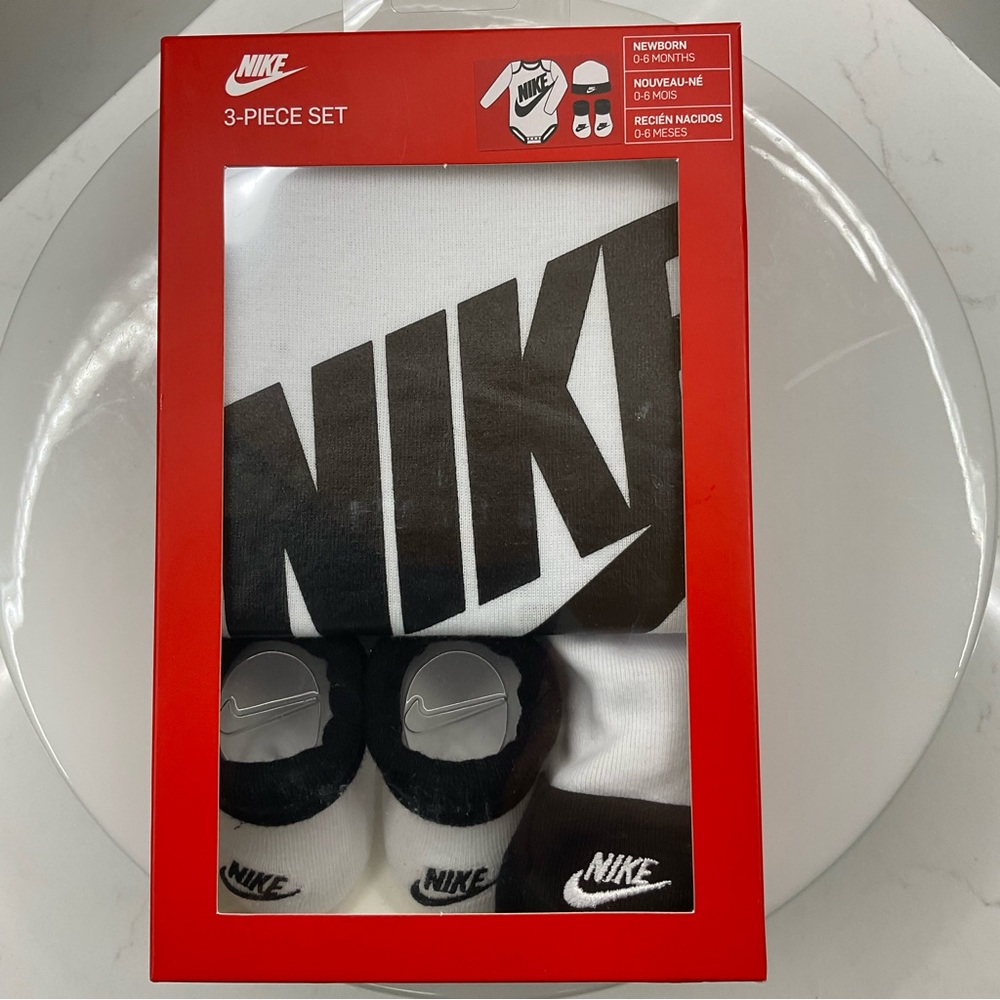 Nike 3-piece set 0-6 months hat/booties/onesie NWT